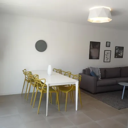 Sleeps 6 Pool Air Con Wifi דירה